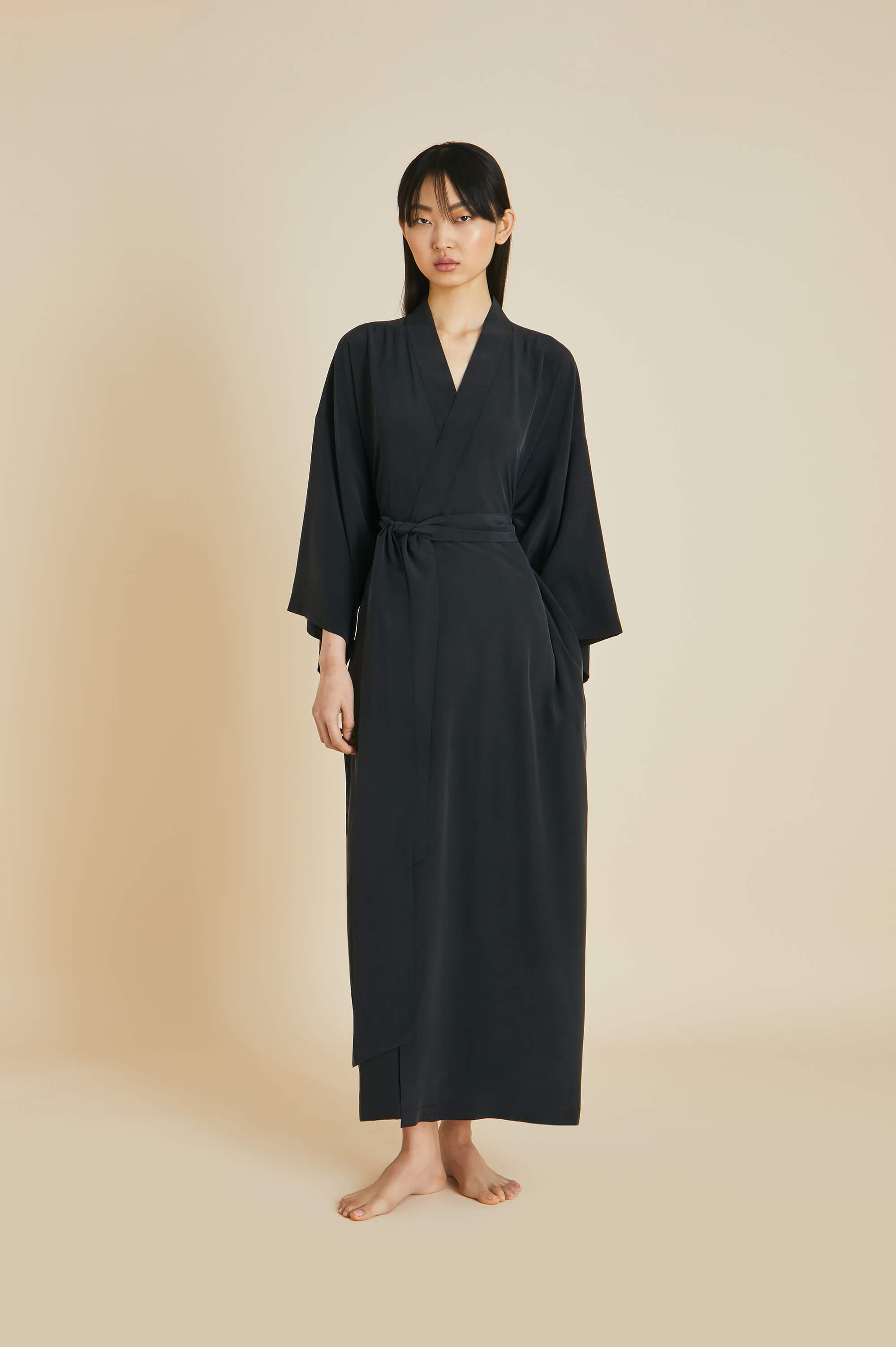 queenie black robe in silk crêpe de chine