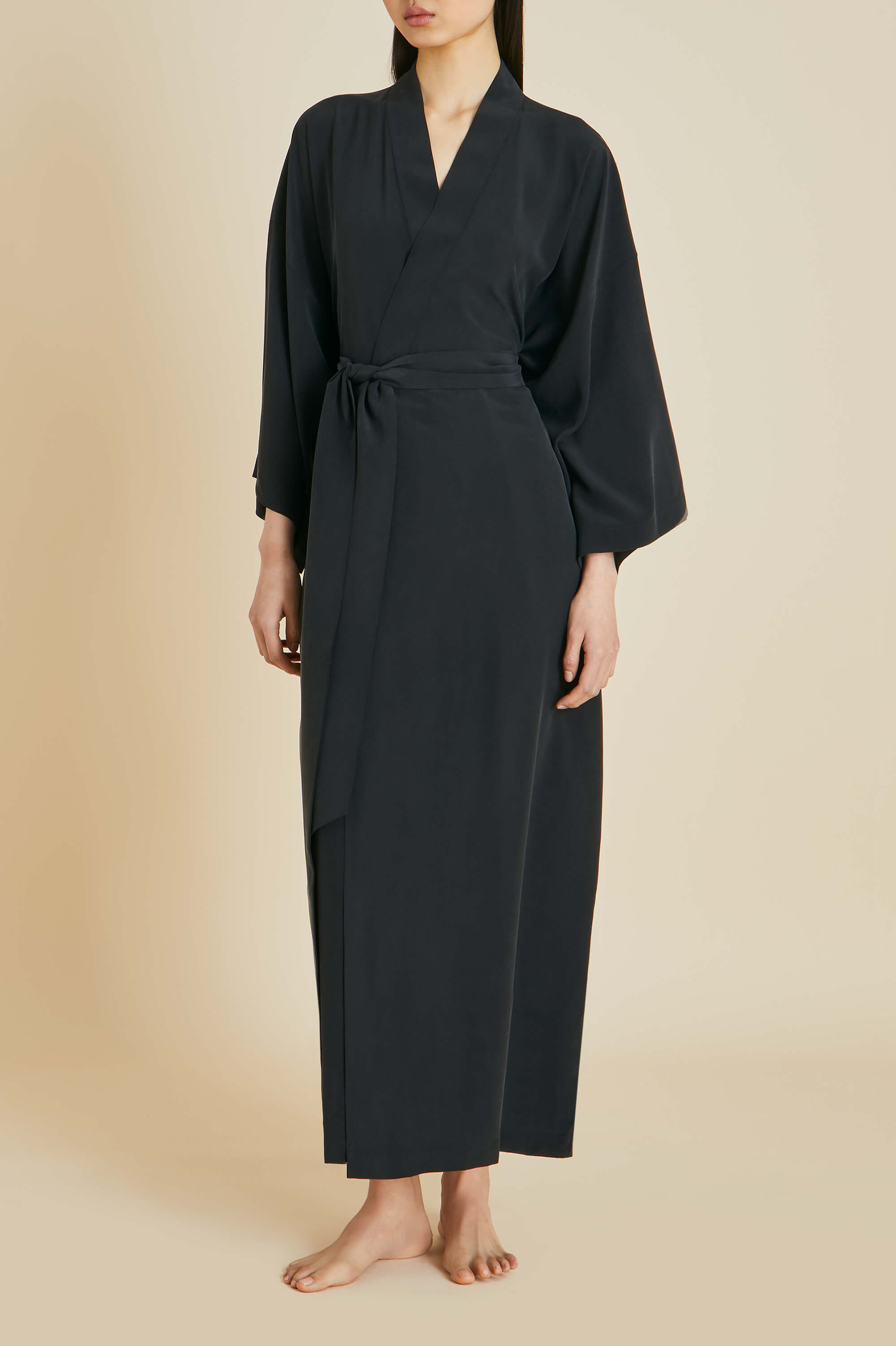 queenie black robe in silk crêpe de chine 