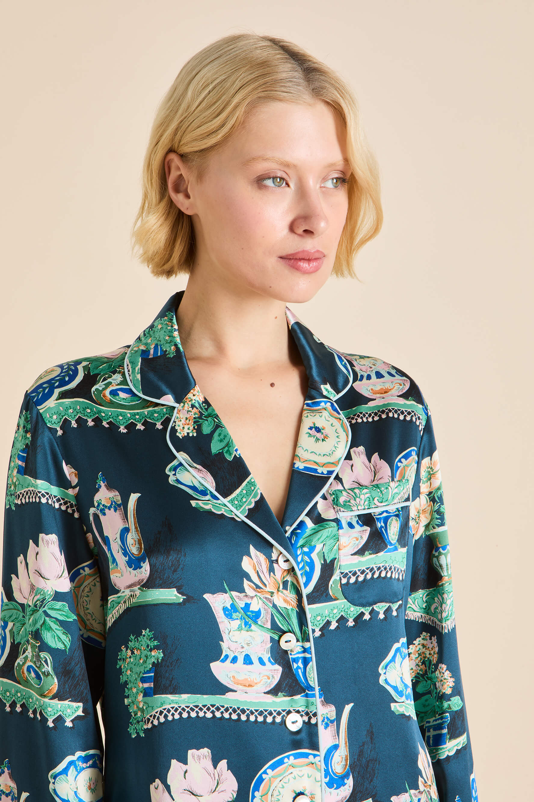 lila giotto green plate pyjamas in silk satin 