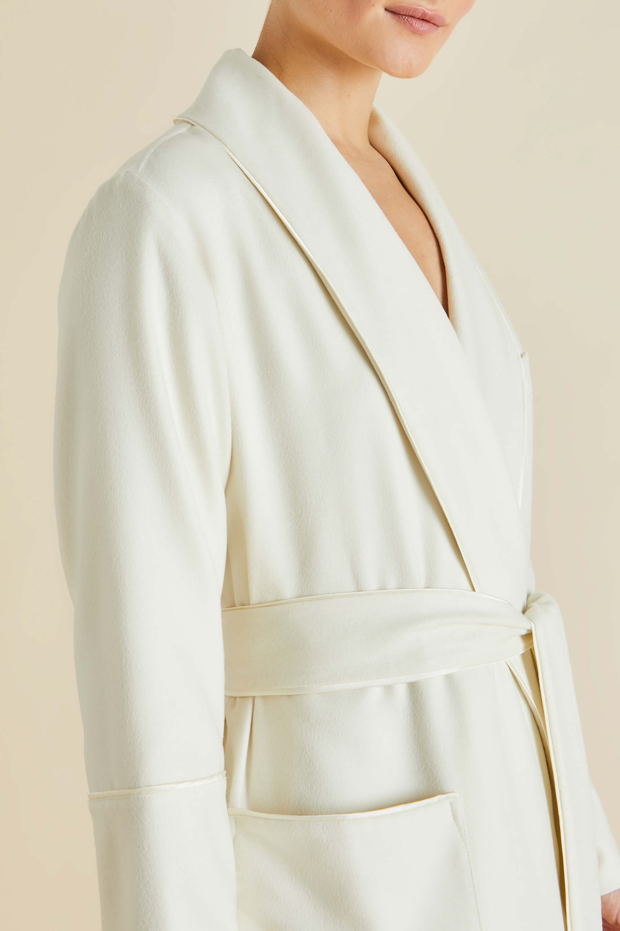 Logan Aspen Ivory Robe in Cashmere