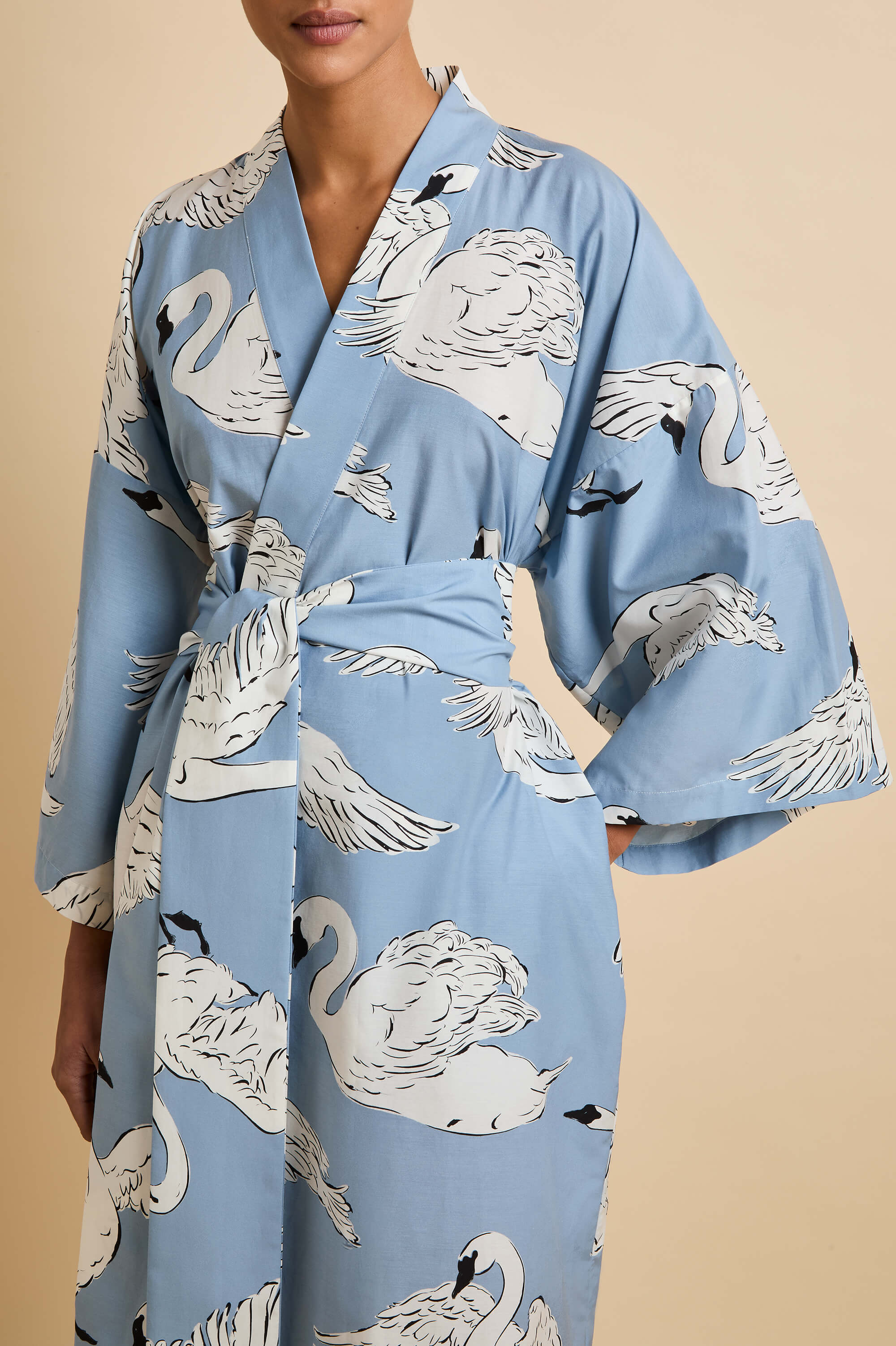 amaya laia blue swan robe in cotton-silk 