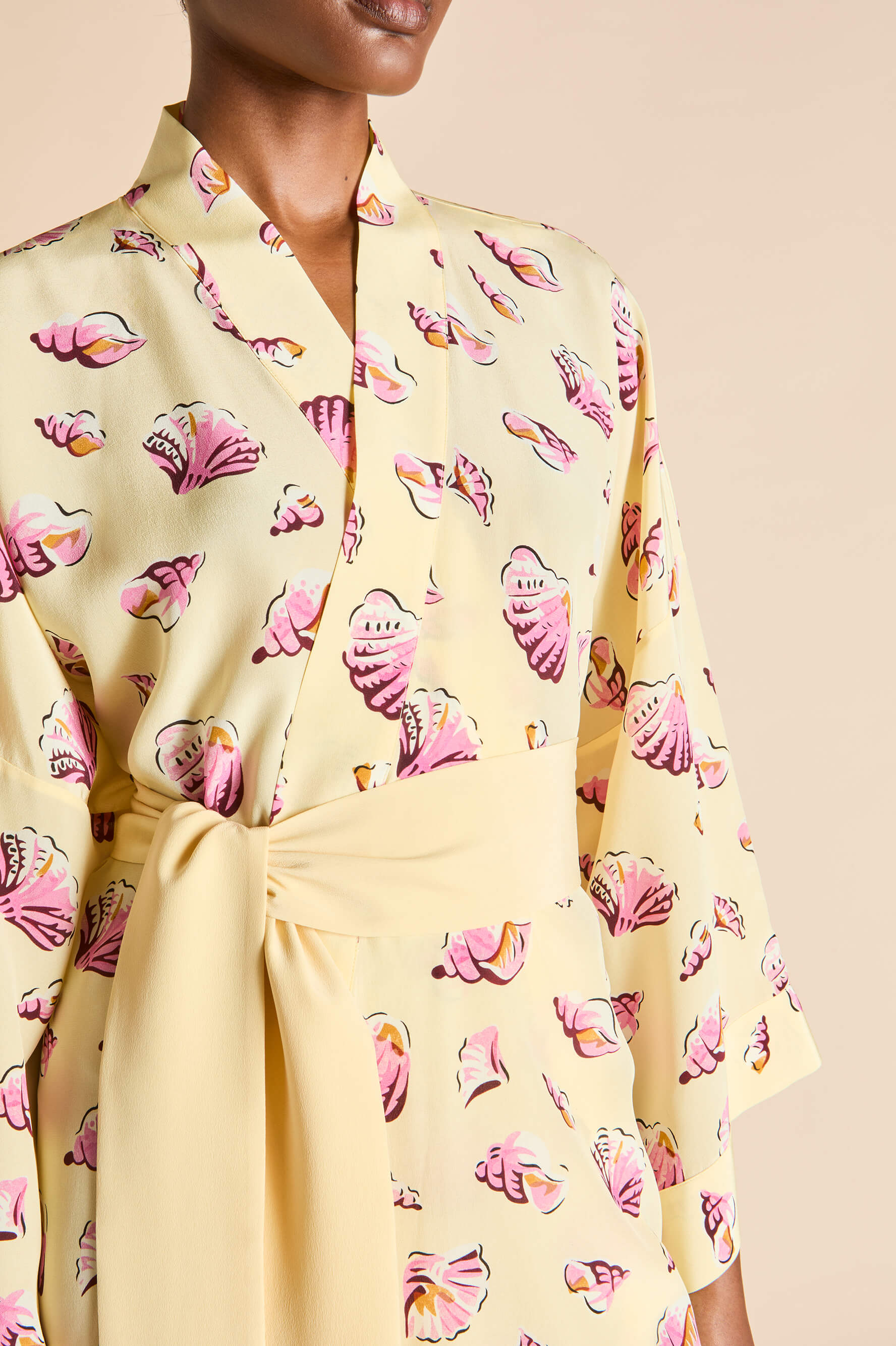 mimi junonia yellow seashell robe in silk crêpe de chine 