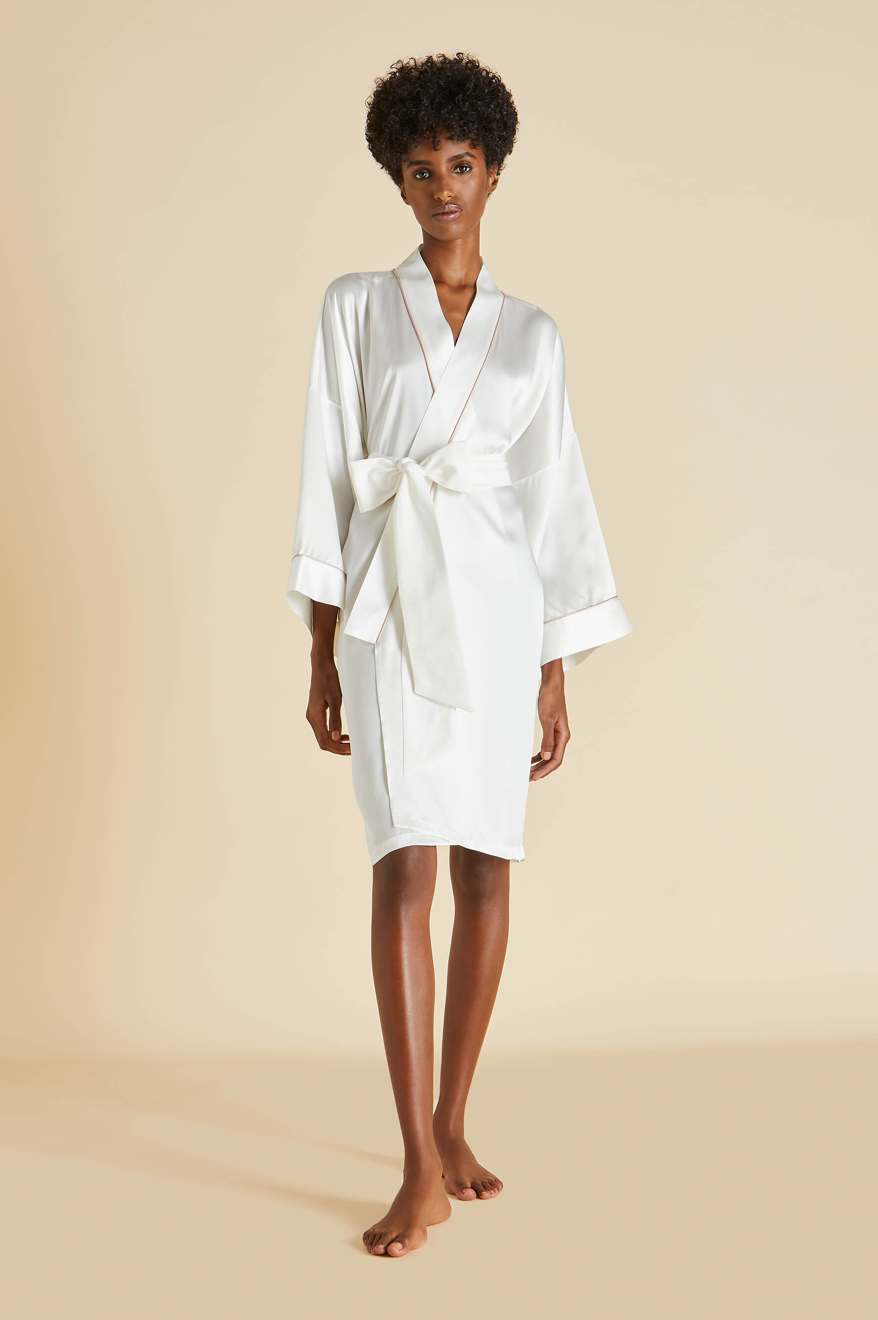 Caramel lingerie silk dressing gown & white embroidery | INVITADISIMA